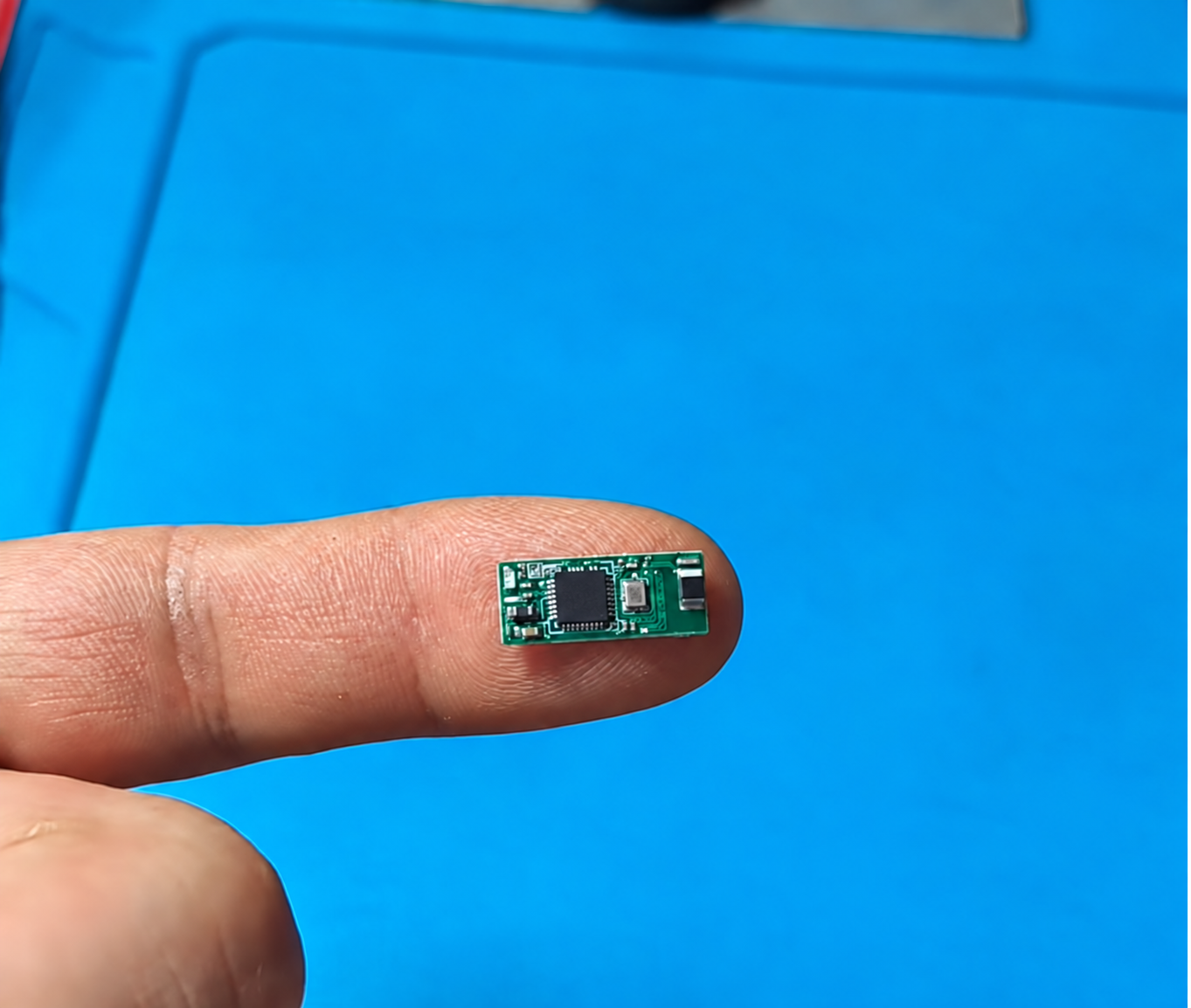 微型标签硬件示例，芯片丝印已脱敏